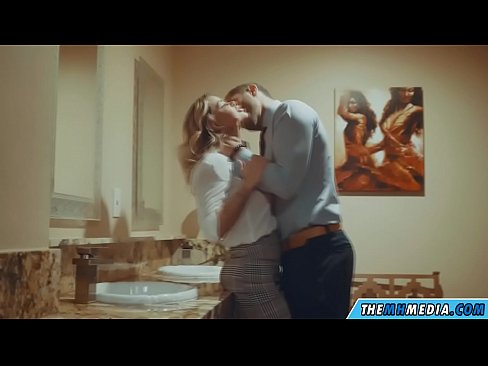 ❤️ جڏهن هڪ busty سنهري اوھان کي هڪ عوامي آرام روم ۾ seduces ☑ معيار جنسي